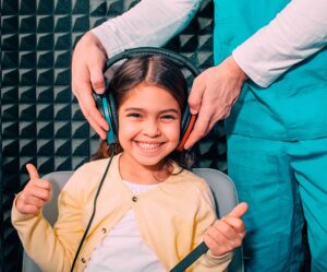 centro de audiologia en Valencia - niña