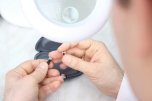 reparación de audífonos en Valencia - desmontar