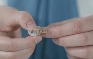reparación de audífonos en Valencia - limpieza