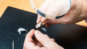 reparación de audífonos en Valencia - lupa
