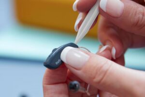 reparación de audífonos en Valencia - manos