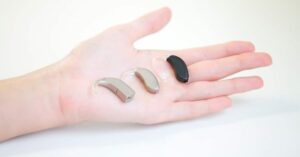 ayudas para audífonos en Valencia - manos