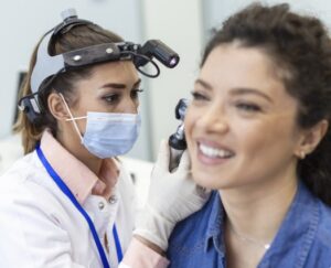 Óptica especializada en audífonos en Valencia - Mujer