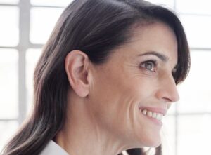 óptica para audífonos en Valencia - mujer