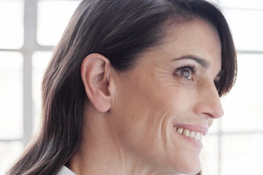 óptica para audífonos en Valencia - mujer