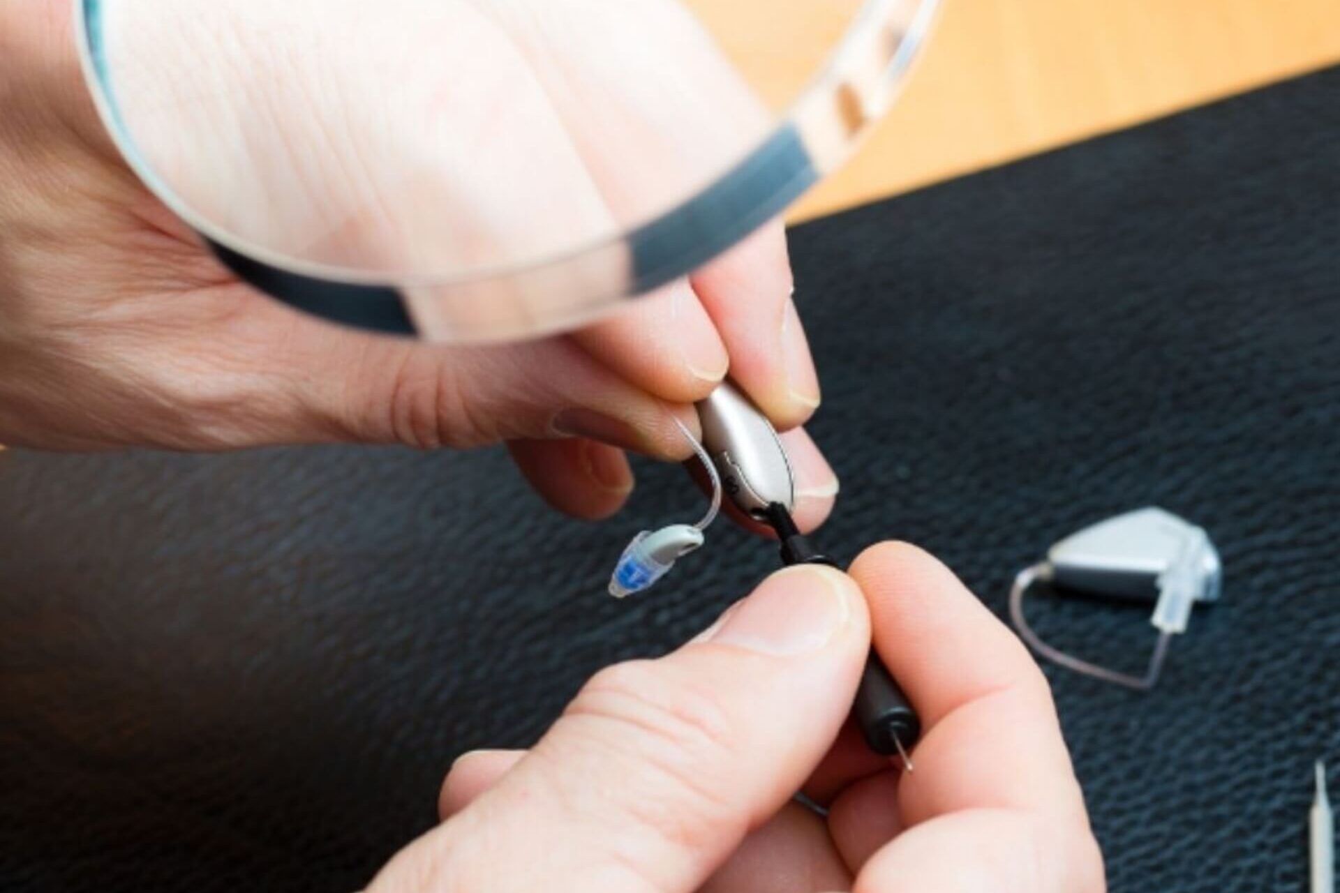 reparar audífonos en Valencia - técnico