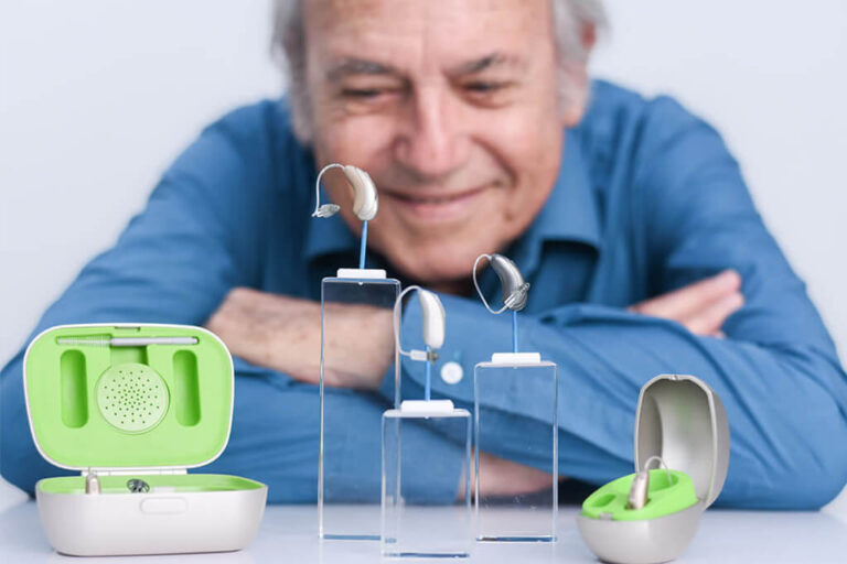Audifonos phonak en Valencia - persona mayor