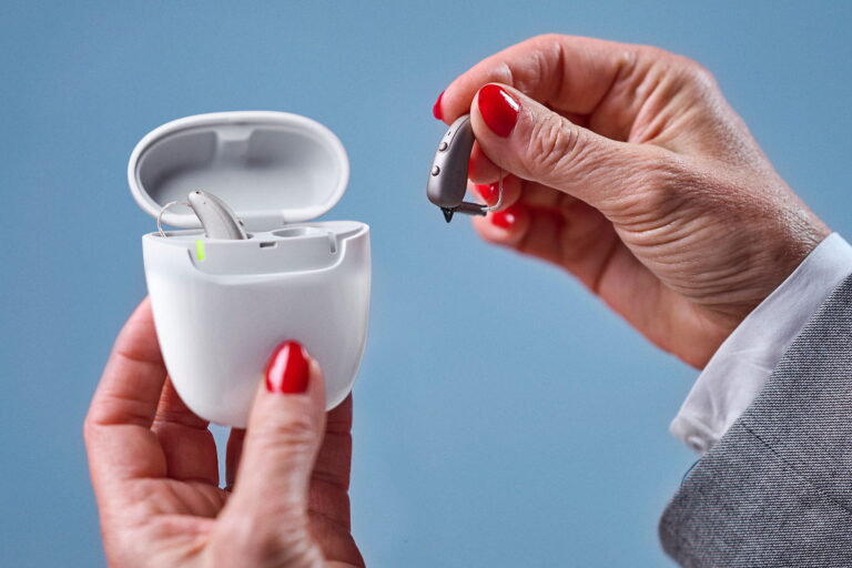 audífonos Signia en Valencia - Mujer