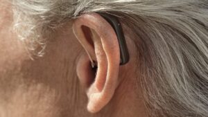 audifonos en Valencia - Persona mayor